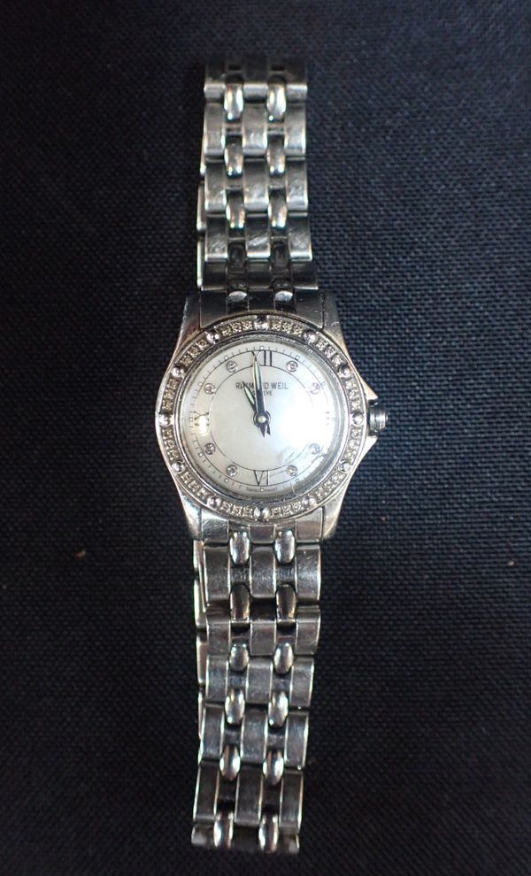 A RAYMOND WEIL LADIES STAINLESS STEEL BRACELET WATCH (CRACKED)