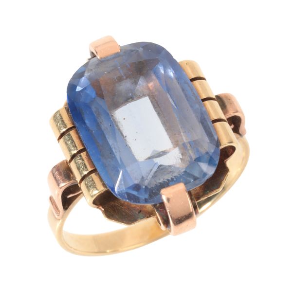 A RETRO SAPPHIRE DRESS RING