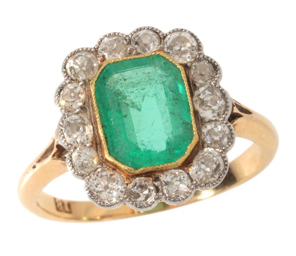 AN ANTIQUE EMERALD AND DIAMOND CLUSTER RING