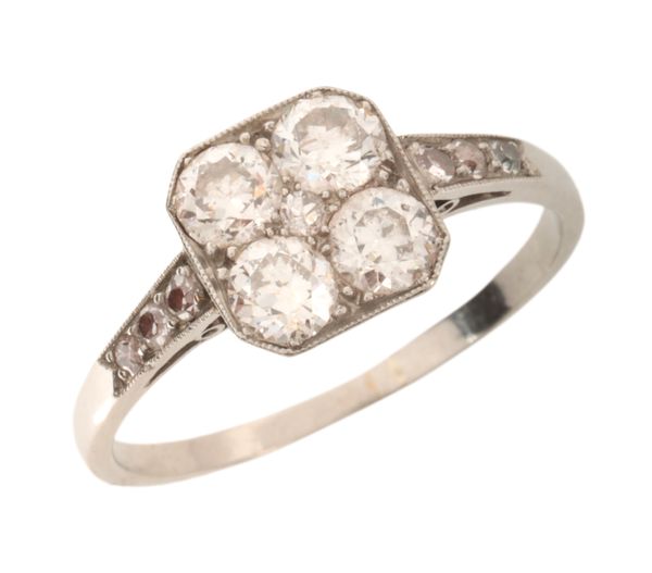 A VINTAGE DIAMOND DRESS RING