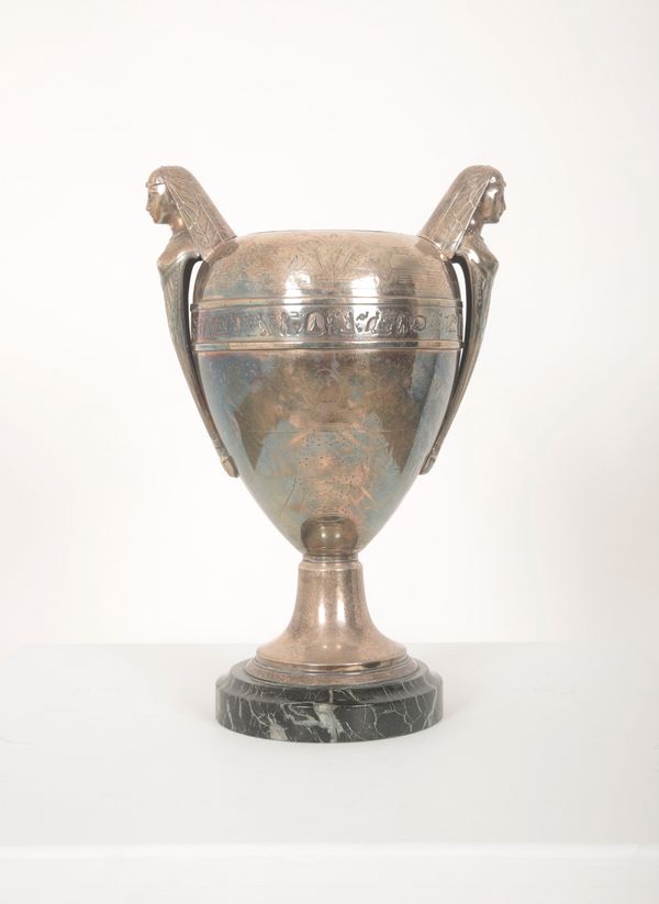 A SILVER-PLATED EGYPTIAN STYLE TROPHY OR DECORATIVE URN