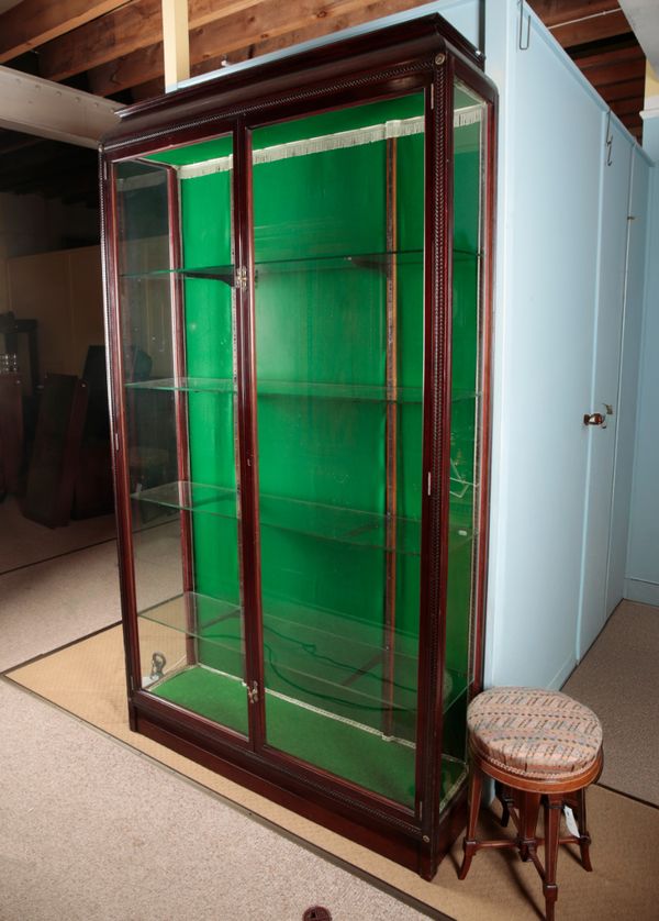 AN EDWARDIAN MAHOGANY SHOP'S DISPLAY CABINET