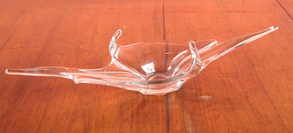 A MID 20TH CENTURY GLASS CENTRE PIECE