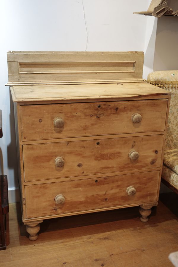 AN EARLY 19TH CENTURY STRIPPED PINE CHEST OF DRAWERS