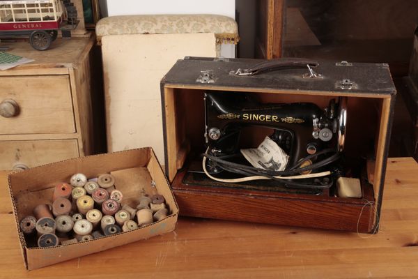 AN EARLY 20TH SINGER ELECTRIC SEWING MACHINE MODEL 99K