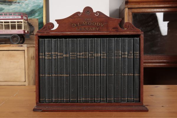 AN EARLY 20TH CENTURY MAHOGANY TABLE TOP BOOKCASE - ‘THE D.L. MOODY LIBRARY’