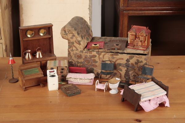 A COLLECTION OF DOLL'S HOUSE FURNITURE
