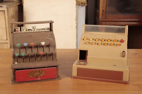 A MISCELLANEOUS COLLECTION OF CHILDREN'S TOYS AND BOOKS