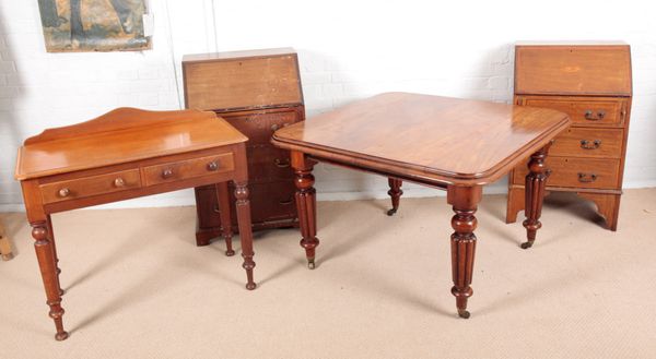 A VICTORIAN MAHOGANY EXTENDING DINING TABLE