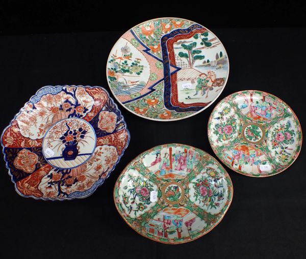 FOUR FAR EASTERN DISHES, FAMILLE ROSE AND IMARI