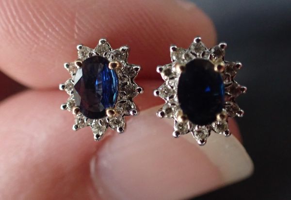 A PAIR OF 14K GOLD, SAPPHIRE AND DIAMOND FLOWERHEAD STUD EARRINGS