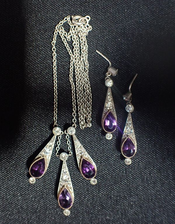 A SILVER CLEAR AND AMETHYST COLOUR PASTE JEWELLERY SUITE