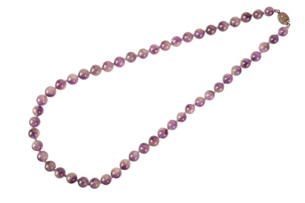 AN AMETHYST BEAD NECKLACE