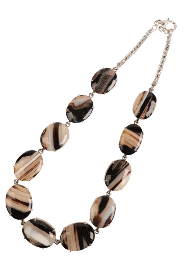 A BANDED AGATE NECKLACE