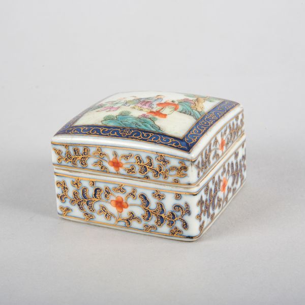 A CHINESE PORCELAIN FAMILLE ROSE BOX AND COVER