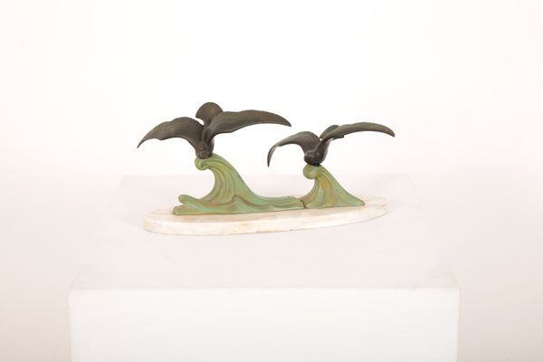 A CONTINENTAL ART DECO PATINATED SPELTER SCULPTURE OF A PAIR OF DOVES