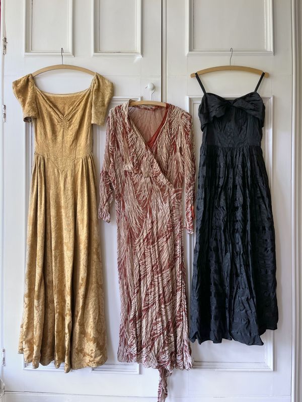 A 1920S SILK DEVORE EVENING DRESS