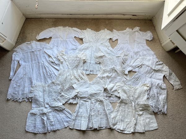 A LARGE QUANTITY OF VICTORIAN COTTON AND LACE INFANT AND CHILD'S CLOTHING