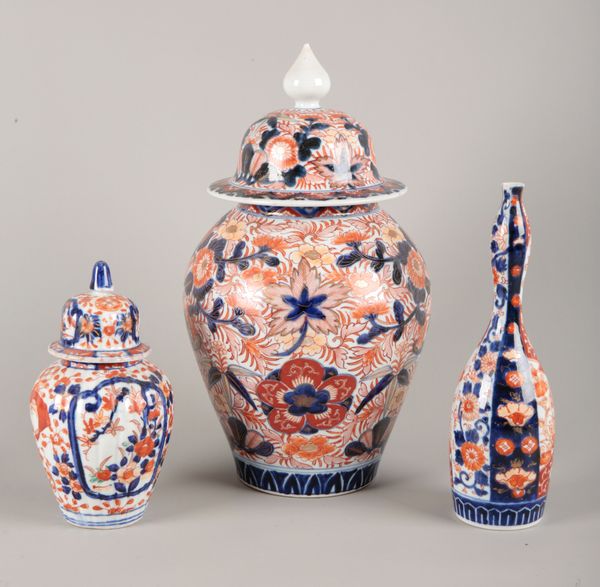 A JAPANESE IMARI PORCELAIN LIDDED VASE