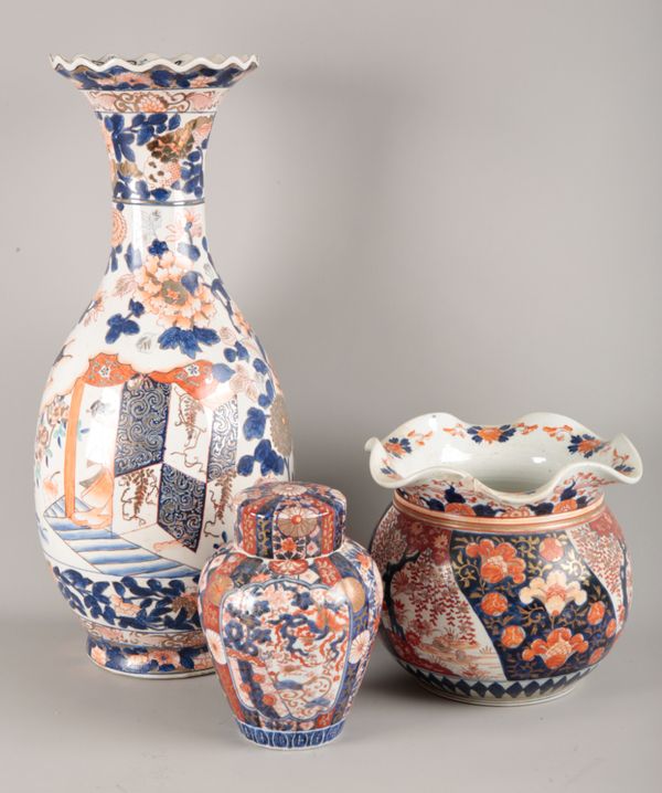 A LARGE JAPANESE IMARI VASE