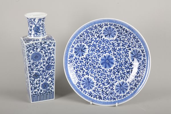 A CHINESE PORCELAIN BLUE AND WHITE VASE