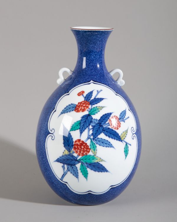 A JAPANESE PORCELAIN VASE