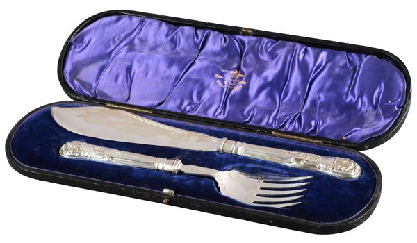 A PAIR OF VICTORIAN SILVER KINGS PATTERN FISH SERVERS