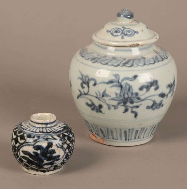 A CHINESE 'SHIPWRECK' BLUE AND WHITE VASE AND COVER