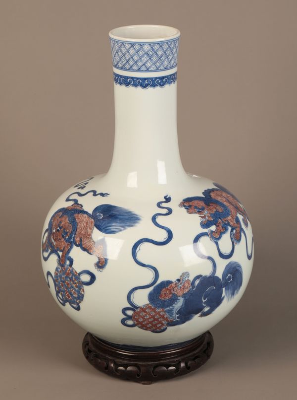 A LARGE CHINESE BLUE, WHITE AND UNDERGLAZE RED BOTTLE VASE