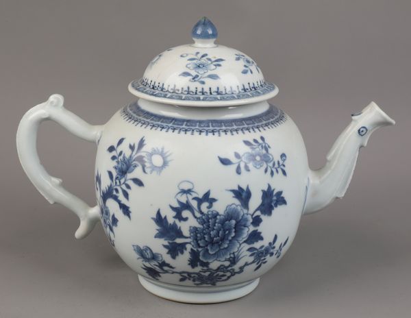 A CHINESE EXPORT PORCELAIN BLUE AND WHITE TEAPOT