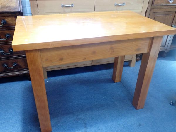 A MODERN POLISHED PINE RECTANGULAR TABLE