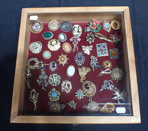 A COLLECTION OF COSTUME BROOCHES