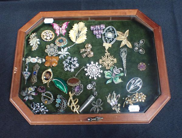 A COLLECTION OF COSTUME BROOCHES