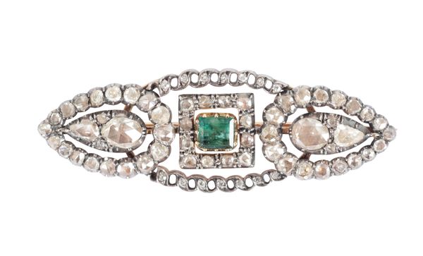 AN EDWARDIAN GOLD-COLOURED METAL DIAMOND AND EMERALD BROOCH