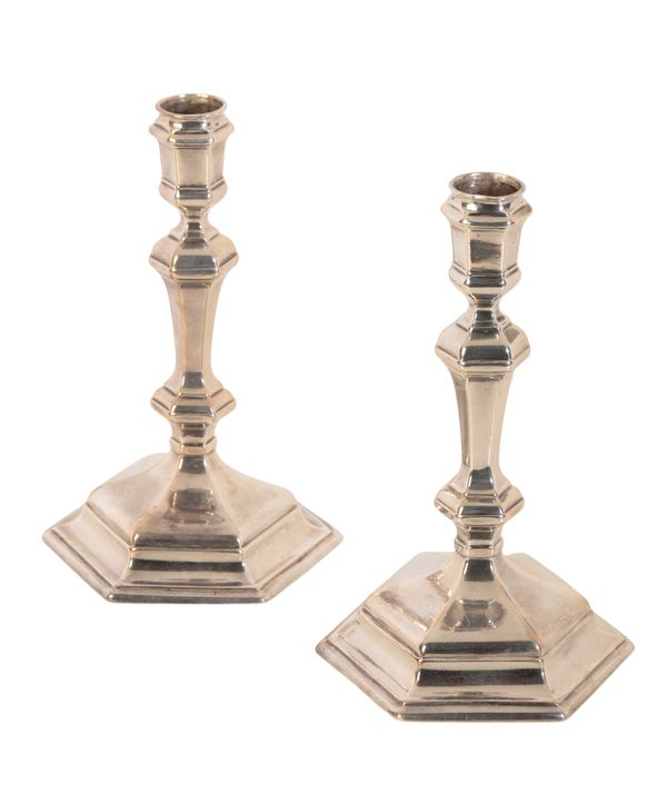 A PAIR OF GEORGE I HEXAGONAL SILVER CANDLESTICKS