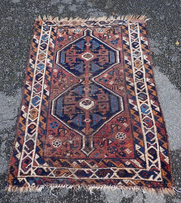 AN ANTIQUE SHIRAZ RUG