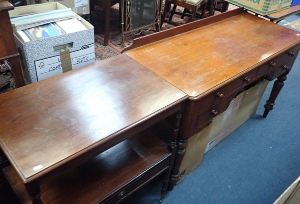 A VICTORIAN MAHOGANY DRESSING TABLE