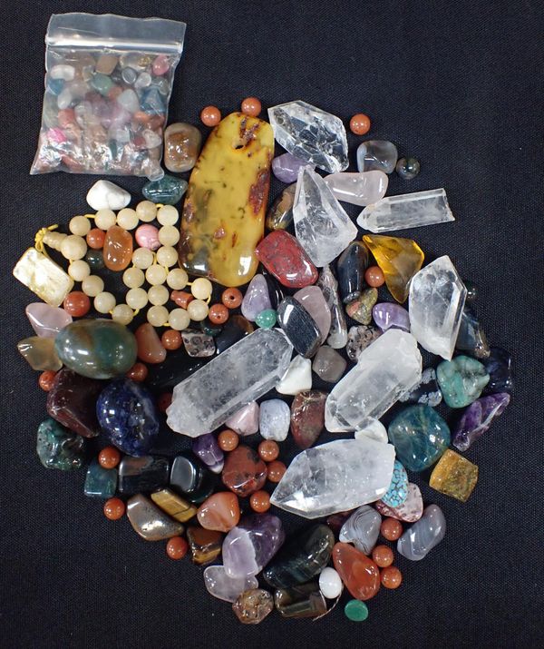 A QUANTITY OF MIXED POLISHED STONES, CRYSTALS