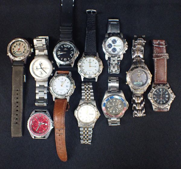 A QUANTITY OF VARIOUS GENTLEMANS' SPORTS WATCHES