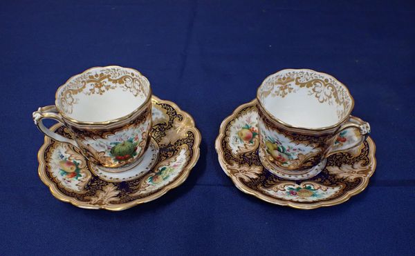 A PAIR OF EARLY 19TH CENTURY ENGLISH PORCELAIN CABINET CUPS AND SAUCERS