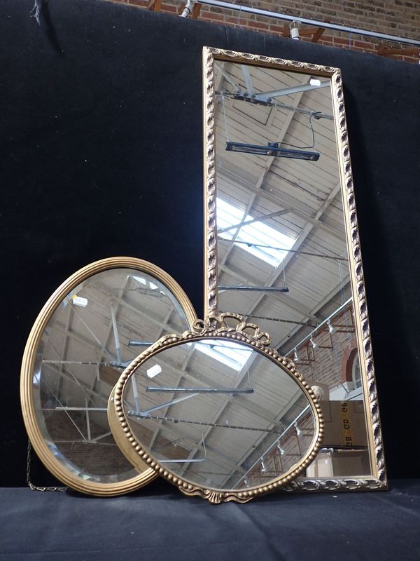 AN OVAL WALL MIRROR, WITH REEDED GILT FRAME