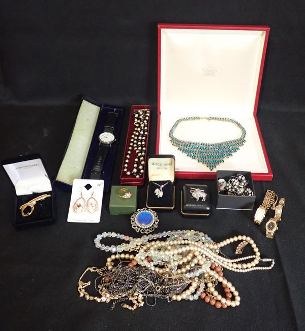 A QUANTITY OF MIXED COSTUME JEWELLERY