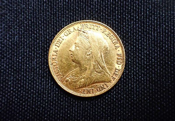 AN 1898 QUEEN VICTORIA GOLD SOVEREIGN