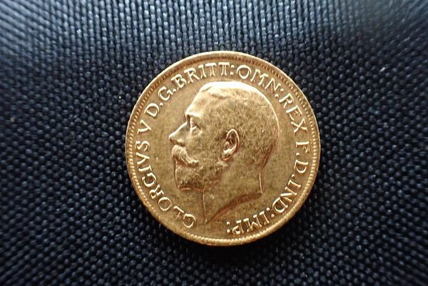 A 1914 GEORGE V GOLD SOVEREIGN