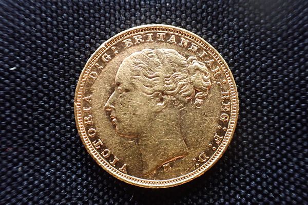 AN 1881 QUEEN VICTORIA GOLD SOVEREIGN