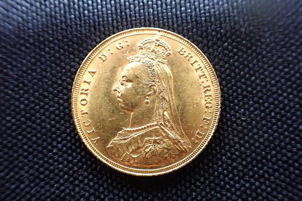 AN 1887 QUEEN VICTORIA GOLD SOVEREIGN