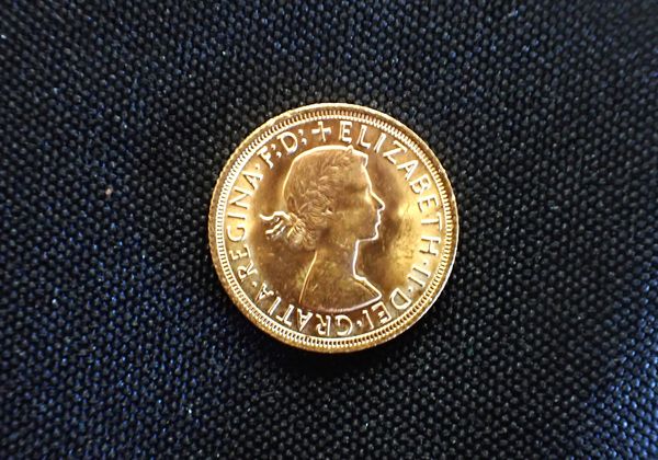 AN 1965 QUEEN ELIZABETH II GOLD SOVEREIGN