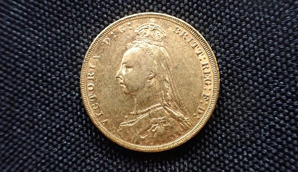 AN 1889 QUEEN VICTORIA GOLD SOVEREIGN