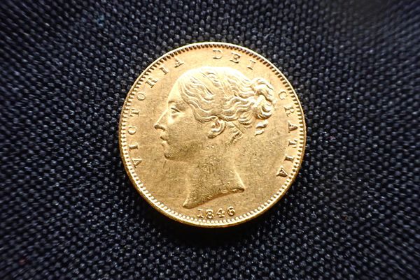 AN 1846 QUEEN VICTORIA GOLD SOVEREIGN