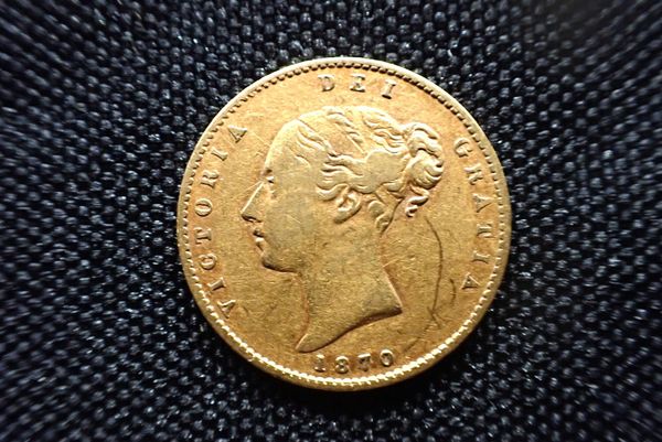 AN 1870 QUEEN VICTORIA GOLD HALF SOVEREIGN